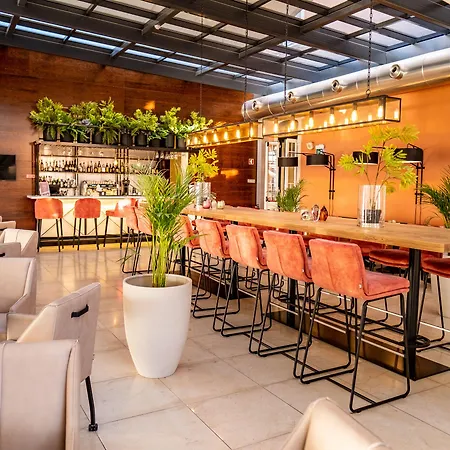 - Hotel, Termas & Hotel