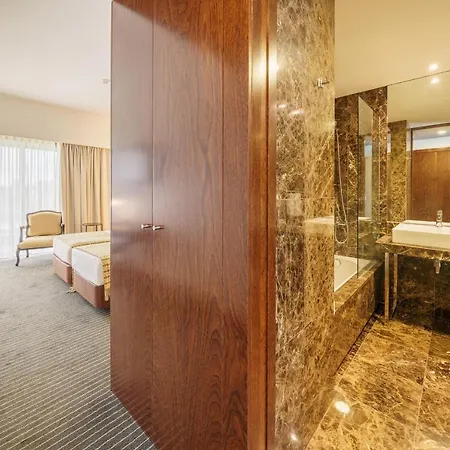 - Hotel, Termas & Ξενοδοχείο
